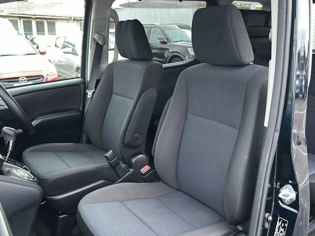 トヨタ ヴォクシー X 石川県 2016(平28)年 10.5万km ブラッキッシュアゲハガラスフレーク 純正SDナビゲーション/【Bluetooth・SD・CD・地デジ・DS】/片側パワースライドドア/バックカメラ/LEDヘッドライト/・オートライト/MTモード付AT/ビルトインETC/キーレス/・リモコンキー/アイドリングストップ/電格ウインカーミラー/3列シート/・チップアップシート/・布シート/純正マット/ドアバイザー/保証書/取扱説明書