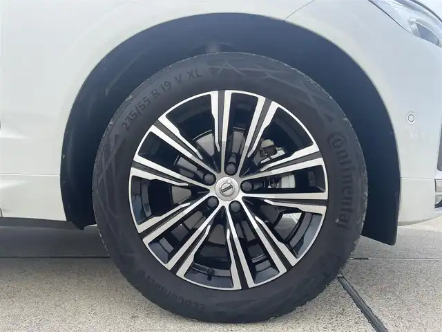 ボルボ ボルボ ＸＣ６０ B5 AWD インスクリプション 東京都 2021(令3)年 3.6万km パール 純正ナビ/360°カメラ/フルセグTV/アダプティブクルーズコントロール/ステアリングスイッチ/フルオートエアコン/シートヒーター/本革シート/オートライト/ドライブレコーダー/電動パワーシート/パワーバックドア/純正LEDヘッドライト