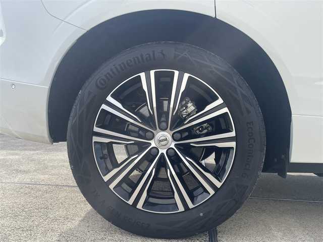 ボルボ ボルボ ＸＣ６０ B5 AWD インスクリプション 東京都 2021(令3)年 3.6万km パール 純正ナビ/360°カメラ/フルセグTV/アダプティブクルーズコントロール/ステアリングスイッチ/フルオートエアコン/シートヒーター/本革シート/オートライト/ドライブレコーダー/電動パワーシート/パワーバックドア/純正LEDヘッドライト