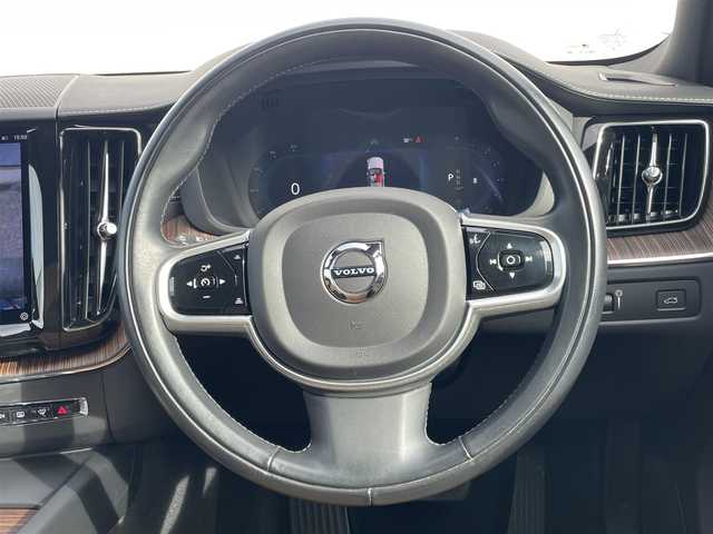 ボルボ ボルボ ＸＣ６０ B5 AWD インスクリプション 東京都 2021(令3)年 3.6万km パール 純正ナビ/360°カメラ/フルセグTV/アダプティブクルーズコントロール/ステアリングスイッチ/フルオートエアコン/シートヒーター/本革シート/オートライト/ドライブレコーダー/電動パワーシート/パワーバックドア/純正LEDヘッドライト