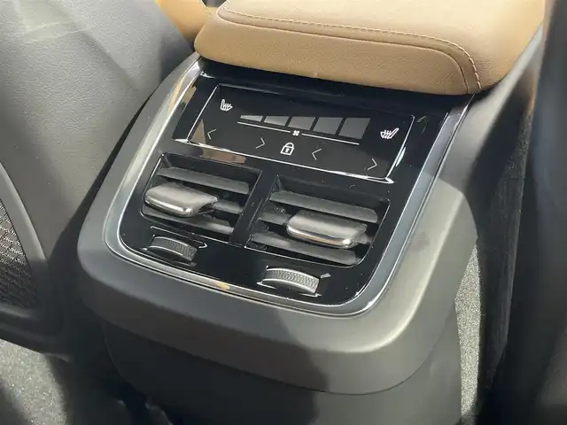 ボルボ ボルボ ＸＣ６０ B5 AWD インスクリプション 東京都 2021(令3)年 3.6万km パール 純正ナビ/360°カメラ/フルセグTV/アダプティブクルーズコントロール/ステアリングスイッチ/フルオートエアコン/シートヒーター/本革シート/オートライト/ドライブレコーダー/電動パワーシート/パワーバックドア/純正LEDヘッドライト