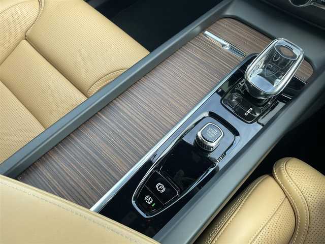 ボルボ ボルボ ＸＣ６０ B5 AWD インスクリプション 東京都 2021(令3)年 3.6万km パール 純正ナビ/360°カメラ/フルセグTV/アダプティブクルーズコントロール/ステアリングスイッチ/フルオートエアコン/シートヒーター/本革シート/オートライト/ドライブレコーダー/電動パワーシート/パワーバックドア/純正LEDヘッドライト