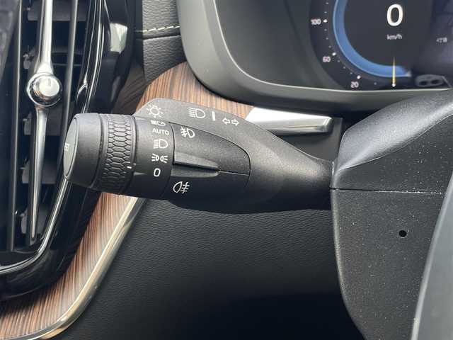 ボルボ ボルボ ＸＣ６０ B5 AWD インスクリプション 東京都 2021(令3)年 3.6万km パール 純正ナビ/360°カメラ/フルセグTV/アダプティブクルーズコントロール/ステアリングスイッチ/フルオートエアコン/シートヒーター/本革シート/オートライト/ドライブレコーダー/電動パワーシート/パワーバックドア/純正LEDヘッドライト