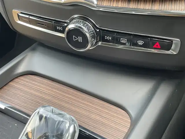 ボルボ ボルボ ＸＣ６０ B5 AWD インスクリプション 東京都 2021(令3)年 3.6万km パール 純正ナビ/360°カメラ/フルセグTV/アダプティブクルーズコントロール/ステアリングスイッチ/フルオートエアコン/シートヒーター/本革シート/オートライト/ドライブレコーダー/電動パワーシート/パワーバックドア/純正LEDヘッドライト