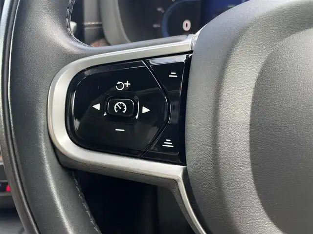 ボルボ ボルボ ＸＣ６０ B5 AWD インスクリプション 東京都 2021(令3)年 3.6万km パール 純正ナビ/360°カメラ/フルセグTV/アダプティブクルーズコントロール/ステアリングスイッチ/フルオートエアコン/シートヒーター/本革シート/オートライト/ドライブレコーダー/電動パワーシート/パワーバックドア/純正LEDヘッドライト