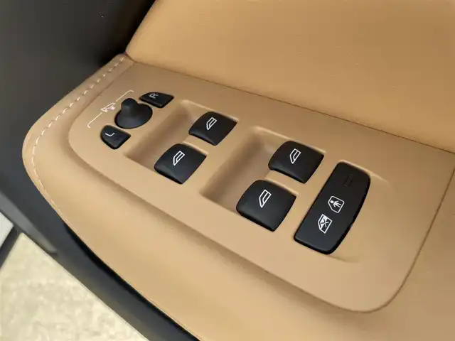 ボルボ ボルボ ＸＣ６０ B5 AWD インスクリプション 東京都 2021(令3)年 3.6万km パール 純正ナビ/360°カメラ/フルセグTV/アダプティブクルーズコントロール/ステアリングスイッチ/フルオートエアコン/シートヒーター/本革シート/オートライト/ドライブレコーダー/電動パワーシート/パワーバックドア/純正LEDヘッドライト