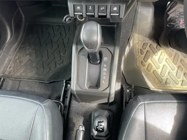 スズキ ジムニー シエラ JC 新潟県 2022(令4)年 1万km ジャングルグリーン 【４ＷＤ】/ワンオーナー/純正メモリナビ/(CN-RZ875)/フルセグ＆ＤＶＤ＆ＢＴ/バックモニター/ＲＡＹＳ１６アルミ/ＬＥＤ/フォグ/シートカバー/スマートキー/スペアキー/ＥＴＣ/リアラダー/革巻ステアリング/ライトウォッシャー/ステアリングスイッチ/保証書＆整備手帳＆取説