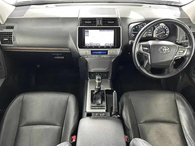 トヨタ ランドクルーザー プラド TX Lパッケージ 佐賀県 2018(平30)年 7.1万km ブラック ワンオーナー/純正9インチナビ/フルセグ/Bluetooth/CD/DVD/バックカメラ/ビルトインETC/ドライブレコーダー/衝突被害軽減システム/レーダークルーズコントロール/レーンアシスト/クリアランスソナー/LEDヘッドライト/フォグランプ/オートライト/オートマチックハイビーム/運転席・助手席パワーシート/運転席・助手席シートベンチレーション/電動格納サードシート/純正フロアマット/純正サイドステップ/ジュ運勢19インチアルミホイール