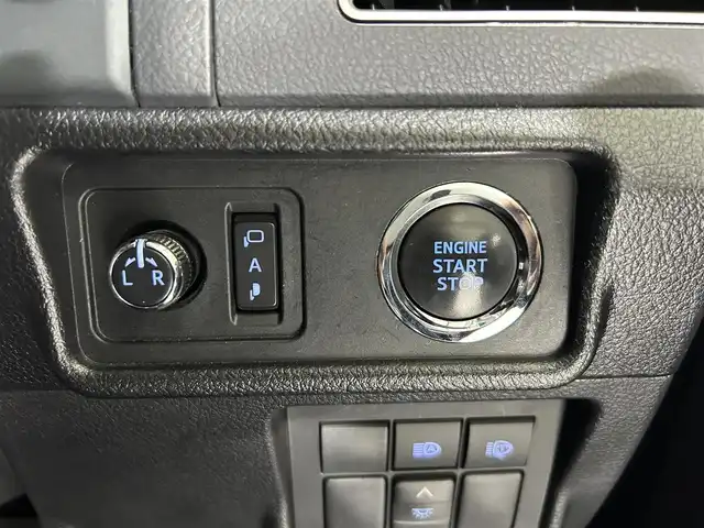 トヨタ ランドクルーザー プラド TX Lパッケージ 佐賀県 2018(平30)年 7.1万km ブラック ワンオーナー/純正9インチナビ/フルセグ/Bluetooth/CD/DVD/バックカメラ/ビルトインETC/ドライブレコーダー/衝突被害軽減システム/レーダークルーズコントロール/レーンアシスト/クリアランスソナー/LEDヘッドライト/フォグランプ/オートライト/オートマチックハイビーム/運転席・助手席パワーシート/運転席・助手席シートベンチレーション/電動格納サードシート/純正フロアマット/純正サイドステップ/ジュ運勢19インチアルミホイール