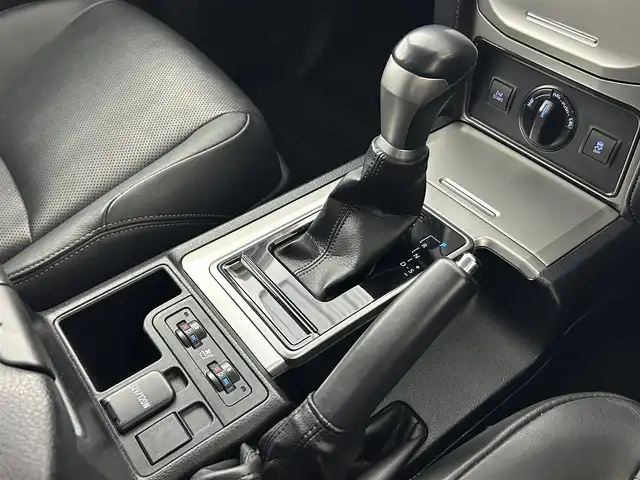 トヨタ ランドクルーザー プラド TX Lパッケージ 佐賀県 2018(平30)年 7.1万km ブラック ワンオーナー/純正9インチナビ/フルセグ/Bluetooth/CD/DVD/バックカメラ/ビルトインETC/ドライブレコーダー/衝突被害軽減システム/レーダークルーズコントロール/レーンアシスト/クリアランスソナー/LEDヘッドライト/フォグランプ/オートライト/オートマチックハイビーム/運転席・助手席パワーシート/運転席・助手席シートベンチレーション/電動格納サードシート/純正フロアマット/純正サイドステップ/ジュ運勢19インチアルミホイール