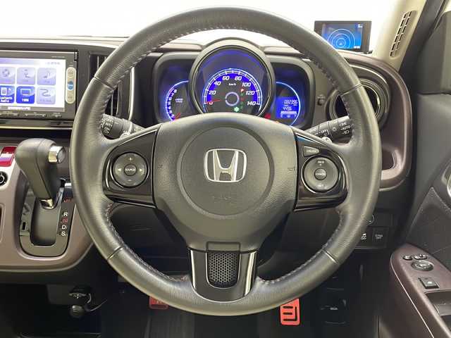 ホンダ Ｎ ＯＮＥ プレミアム ツアラー 宮崎県 2014(平26)年 8.3万km プレミアムホワイトパール 禁煙車/シティブレーキアシスト/純正ナビTV/（VXM-145VSi/CD/FMAM/ワンセグTV）/純正バックカメラ/純正キセノンオートライト/純正フォグ/純正アルミペダル/純正15インチアルミ/純正ルーフエンドスポイラー/純正フロアマット/社外ドライブレコーダー/社外clazzio革調シートカバー/社外ETC/クルーズコントロール/パドルシフト/ウインカードアミラー/オートエアコン/本革巻ハンドル/スマートキー/プッシュエンジンスタート/スペアキー/取扱い説明書