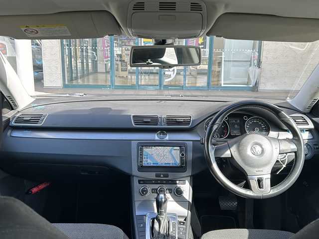 フォルクスワーゲン パサート ヴァリアント TSI コンフォBM 愛知県 2014(平26)年 9.6万km キャンディホワイト 登録時走行距離95834km/純正7インチメモリナビ/(Bluetooth/フルセグTV/DVD/USB)/バックカメラ/ETC/クルーズコントロール/電動パーキングブレーキ/オートホールド/ルーフレール/スマートキー/(スペアキー×1)/スペヤタイヤ×1/アイドリングストップ/フォグランプ/取説/保証書/社外フロアマット