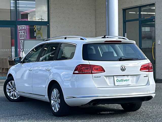 フォルクスワーゲン パサート ヴァリアント TSI コンフォBM 愛知県 2014(平26)年 9.6万km キャンディホワイト 登録時走行距離95834km/純正7インチメモリナビ/(Bluetooth/フルセグTV/DVD/USB)/バックカメラ/ETC/クルーズコントロール/電動パーキングブレーキ/オートホールド/ルーフレール/スマートキー/(スペアキー×1)/スペヤタイヤ×1/アイドリングストップ/フォグランプ/取説/保証書/社外フロアマット