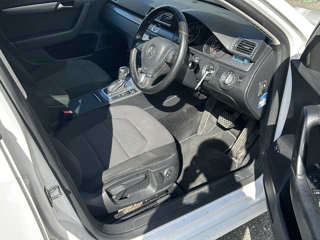 フォルクスワーゲン パサート ヴァリアント TSI コンフォBM 愛知県 2014(平26)年 9.6万km キャンディホワイト 登録時走行距離95834km/純正7インチメモリナビ/(Bluetooth/フルセグTV/DVD/USB)/バックカメラ/ETC/クルーズコントロール/電動パーキングブレーキ/オートホールド/ルーフレール/スマートキー/(スペアキー×1)/スペヤタイヤ×1/アイドリングストップ/フォグランプ/取説/保証書/社外フロアマット