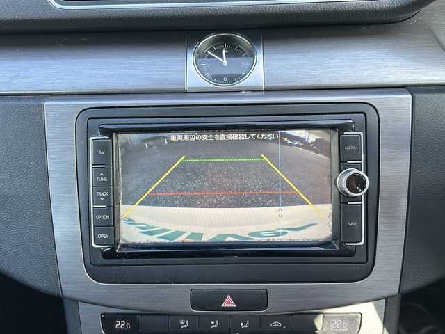 フォルクスワーゲン パサート ヴァリアント TSI コンフォBM 愛知県 2014(平26)年 9.6万km キャンディホワイト 登録時走行距離95834km/純正7インチメモリナビ/(Bluetooth/フルセグTV/DVD/USB)/バックカメラ/ETC/クルーズコントロール/電動パーキングブレーキ/オートホールド/ルーフレール/スマートキー/(スペアキー×1)/スペヤタイヤ×1/アイドリングストップ/フォグランプ/取説/保証書/社外フロアマット