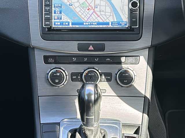 フォルクスワーゲン パサート ヴァリアント TSI コンフォBM 愛知県 2014(平26)年 9.6万km キャンディホワイト 登録時走行距離95834km/純正7インチメモリナビ/(Bluetooth/フルセグTV/DVD/USB)/バックカメラ/ETC/クルーズコントロール/電動パーキングブレーキ/オートホールド/ルーフレール/スマートキー/(スペアキー×1)/スペヤタイヤ×1/アイドリングストップ/フォグランプ/取説/保証書/社外フロアマット