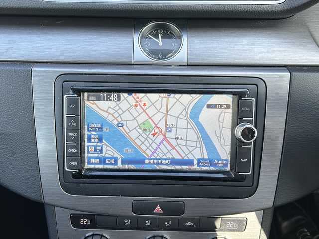 フォルクスワーゲン パサート ヴァリアント TSI コンフォBM 愛知県 2014(平26)年 9.6万km キャンディホワイト 登録時走行距離95834km/純正7インチメモリナビ/(Bluetooth/フルセグTV/DVD/USB)/バックカメラ/ETC/クルーズコントロール/電動パーキングブレーキ/オートホールド/ルーフレール/スマートキー/(スペアキー×1)/スペヤタイヤ×1/アイドリングストップ/フォグランプ/取説/保証書/社外フロアマット