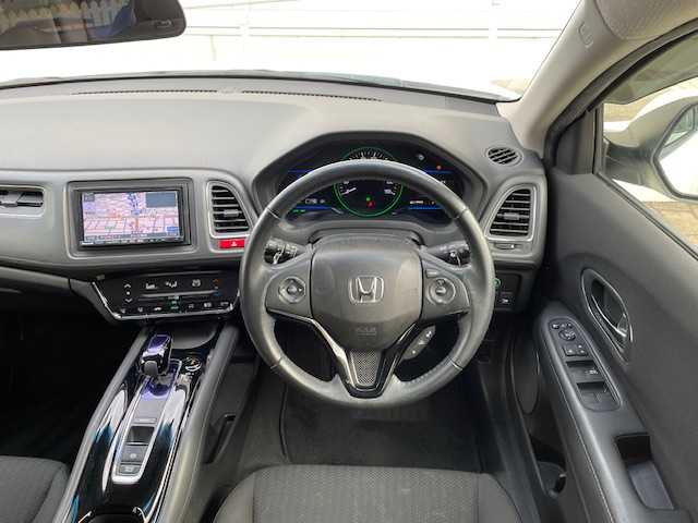 ホンダ ヴェゼル ハイブリッド X 富山県 2014(平26)年 10.8万km ホワイトオーキッドパール (株)IDOMが運営する【じしゃロン富山店】の自社ローン対象車両になります。こちらは現金ご利用時の価格です。自社ローンご希望の方は別途その旨お申付け下さい。/社外ナビ/FM/AM/CD/DVD/フルセグ/SD/バックカメラ/ETC/シティブレーキアクティブシステム/横滑り防止装置/LEDヘッドライト/フォグランプ/オートライト/ドアバイザー/クルーズコントロール/電子パーキングブレーキ/ステアリングリモコン/プッシュスタート/スマートキー/スペアキー１本/取説/保証書