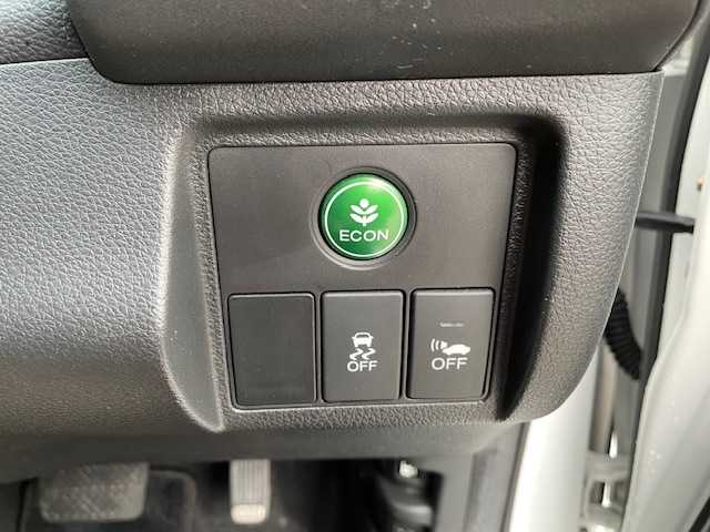 ホンダ ヴェゼル ハイブリッド X 富山県 2014(平26)年 10.8万km ホワイトオーキッドパール (株)IDOMが運営する【じしゃロン富山店】の自社ローン対象車両になります。こちらは現金ご利用時の価格です。自社ローンご希望の方は別途その旨お申付け下さい。/社外ナビ/FM/AM/CD/DVD/フルセグ/SD/バックカメラ/ETC/シティブレーキアクティブシステム/横滑り防止装置/LEDヘッドライト/フォグランプ/オートライト/ドアバイザー/クルーズコントロール/電子パーキングブレーキ/ステアリングリモコン/プッシュスタート/スマートキー/スペアキー１本/取説/保証書