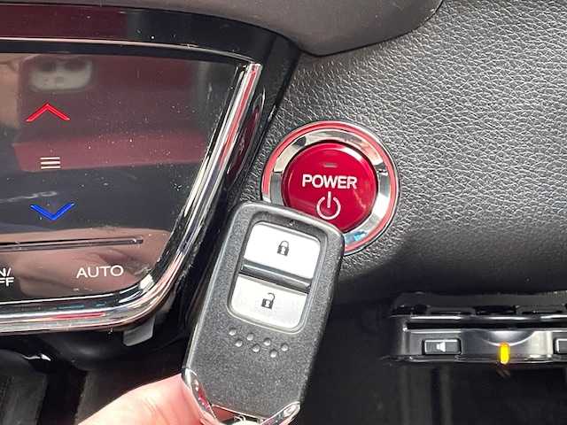 ホンダ ヴェゼル ハイブリッド X 富山県 2014(平26)年 10.8万km ホワイトオーキッドパール (株)IDOMが運営する【じしゃロン富山店】の自社ローン対象車両になります。こちらは現金ご利用時の価格です。自社ローンご希望の方は別途その旨お申付け下さい。/社外ナビ/FM/AM/CD/DVD/フルセグ/SD/バックカメラ/ETC/シティブレーキアクティブシステム/横滑り防止装置/LEDヘッドライト/フォグランプ/オートライト/ドアバイザー/クルーズコントロール/電子パーキングブレーキ/ステアリングリモコン/プッシュスタート/スマートキー/スペアキー１本/取説/保証書