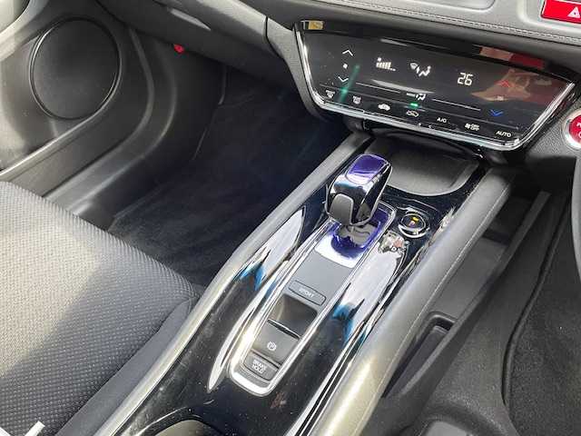 ホンダ ヴェゼル ハイブリッド X 富山県 2014(平26)年 10.8万km ホワイトオーキッドパール (株)IDOMが運営する【じしゃロン富山店】の自社ローン対象車両になります。こちらは現金ご利用時の価格です。自社ローンご希望の方は別途その旨お申付け下さい。/社外ナビ/FM/AM/CD/DVD/フルセグ/SD/バックカメラ/ETC/シティブレーキアクティブシステム/横滑り防止装置/LEDヘッドライト/フォグランプ/オートライト/ドアバイザー/クルーズコントロール/電子パーキングブレーキ/ステアリングリモコン/プッシュスタート/スマートキー/スペアキー１本/取説/保証書