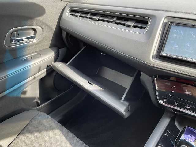 ホンダ ヴェゼル ハイブリッド X 富山県 2014(平26)年 10.8万km ホワイトオーキッドパール (株)IDOMが運営する【じしゃロン富山店】の自社ローン対象車両になります。こちらは現金ご利用時の価格です。自社ローンご希望の方は別途その旨お申付け下さい。/社外ナビ/FM/AM/CD/DVD/フルセグ/SD/バックカメラ/ETC/シティブレーキアクティブシステム/横滑り防止装置/LEDヘッドライト/フォグランプ/オートライト/ドアバイザー/クルーズコントロール/電子パーキングブレーキ/ステアリングリモコン/プッシュスタート/スマートキー/スペアキー１本/取説/保証書