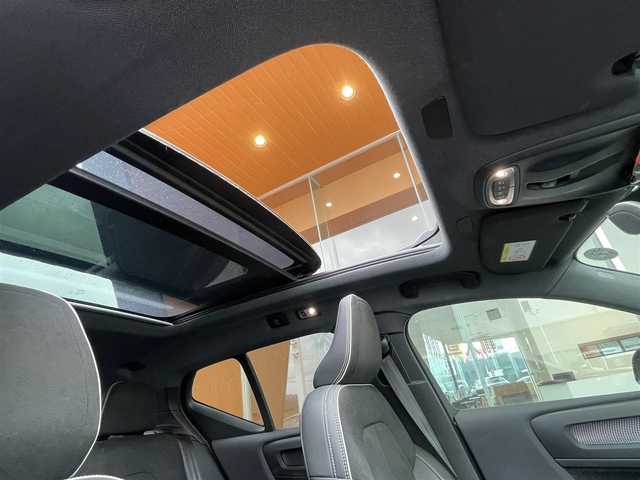 ボルボ ＸＣ４０ T4 AWD Rデザイン 鹿児島県 2020(令2)年 5.3万km 赤Ⅱ 純正ナビ/フルセグTV/全方位カメラ/クルーズコントロール/前後ドライブレコーダー/ETC/前席パワーシート/前後シートヒーター/純正マット/パドルシフト/プッシュスタート/スマートキー