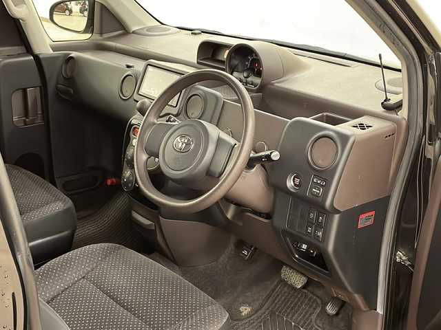 トヨタ スペイド F 道央・札幌 2012(平24)年 6.9万km ブラックマイカ /4WD//社外HDDナビ：CN-H510WD/（CD/DVD/BT/SD/ラジオ/フルセグ）//左側パワースライドドア//横滑り防止装置//ドライブレコーダー//ETC//オートエアコン//エンジンスターター//ヘッドライトレベライザー//ドアバイザー//HIDヘッドランプ//純正フロアマット//HIDヘッドランプ//社外１７インチアルミホイール