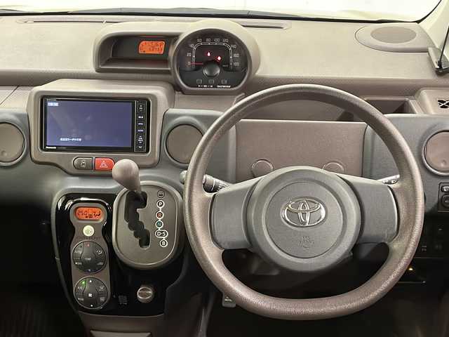 トヨタ スペイド F 道央・札幌 2012(平24)年 6.9万km ブラックマイカ /4WD//社外HDDナビ：CN-H510WD/（CD/DVD/BT/SD/ラジオ/フルセグ）//左側パワースライドドア//横滑り防止装置//ドライブレコーダー//ETC//オートエアコン//エンジンスターター//ヘッドライトレベライザー//ドアバイザー//HIDヘッドランプ//純正フロアマット//HIDヘッドランプ//社外１７インチアルミホイール