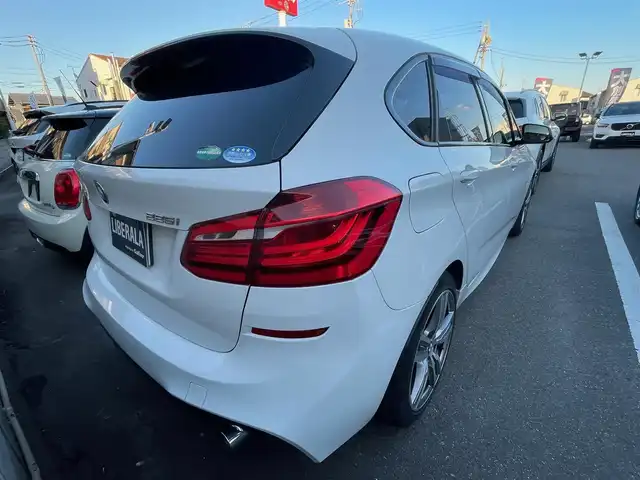 ＢＭＷ ２２５ｉ xDrive Aツアラー Mスポーツ 香川県 2015(平27)年 6.9万km パール スマートキー/パドルシフト/アイドリングストップ/純正ナビ/バックカメラ/ブラウンレザーシート/シートヒーター/パワーシート/パワーバックドア/純正18インチアルミ/ドライブレコーダー/オートライト/インテリジェントセーフティー/レーンアシスト