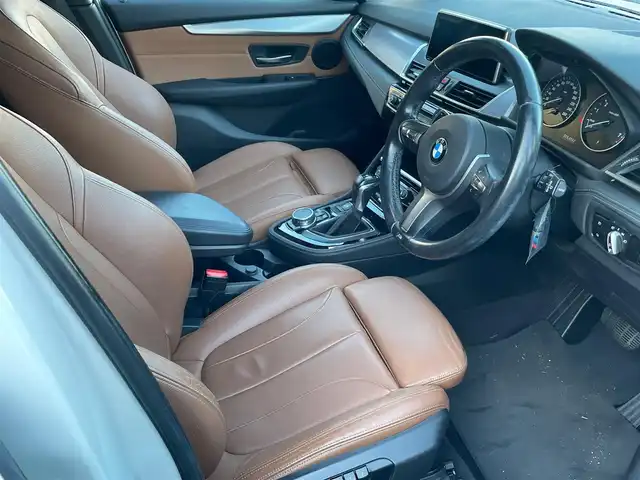 ＢＭＷ ２２５ｉ xDrive Aツアラー Mスポーツ 香川県 2015(平27)年 6.9万km パール スマートキー/パドルシフト/アイドリングストップ/純正ナビ/バックカメラ/ブラウンレザーシート/シートヒーター/パワーシート/パワーバックドア/純正18インチアルミ/ドライブレコーダー/オートライト/インテリジェントセーフティー/レーンアシスト