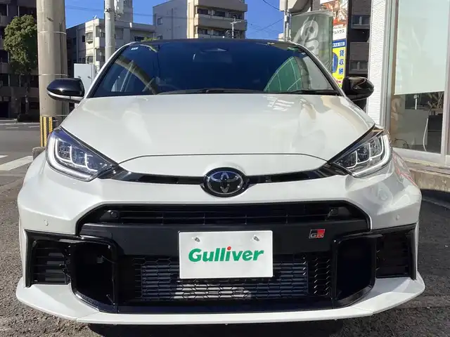 トヨタ ＧＲヤリス RZ ハイパフォーマンス 鹿児島県 2024(令6)年 1.3万km プラチナホワイトパールマイカ 純正マルチメディア/　ナビ、フルセグTV、BT、USB、FM、AM/JBLサウンドシステム/BBS製18インチアルミホイール/カーボン調ルーフ/追従付きクルーズコントロール/3灯式LEDヘッドライト/ステアリングヒーター/シートヒーター/ビルトインETC/Toyota　Safety Sense/スマートキーX2/新車保証書/取扱説明書/マルチメディア取扱説明書