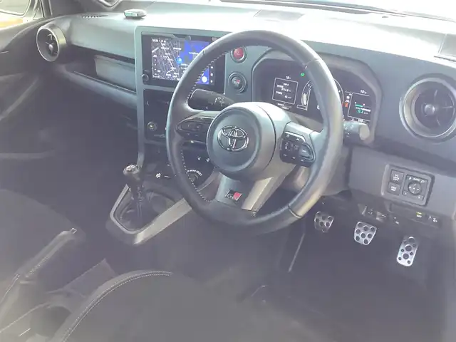 トヨタ ＧＲヤリス RZ ハイパフォーマンス 鹿児島県 2024(令6)年 1.3万km プラチナホワイトパールマイカ 純正マルチメディア/　ナビ、フルセグTV、BT、USB、FM、AM/JBLサウンドシステム/BBS製18インチアルミホイール/カーボン調ルーフ/追従付きクルーズコントロール/3灯式LEDヘッドライト/ステアリングヒーター/シートヒーター/ビルトインETC/Toyota　Safety Sense/スマートキーX2/新車保証書/取扱説明書/マルチメディア取扱説明書