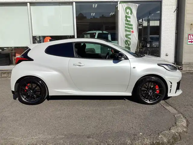 トヨタ ＧＲヤリス RZ ハイパフォーマンス 鹿児島県 2024(令6)年 1.3万km プラチナホワイトパールマイカ 純正マルチメディア/　ナビ、フルセグTV、BT、USB、FM、AM/JBLサウンドシステム/BBS製18インチアルミホイール/カーボン調ルーフ/追従付きクルーズコントロール/3灯式LEDヘッドライト/ステアリングヒーター/シートヒーター/ビルトインETC/Toyota　Safety Sense/スマートキーX2/新車保証書/取扱説明書/マルチメディア取扱説明書