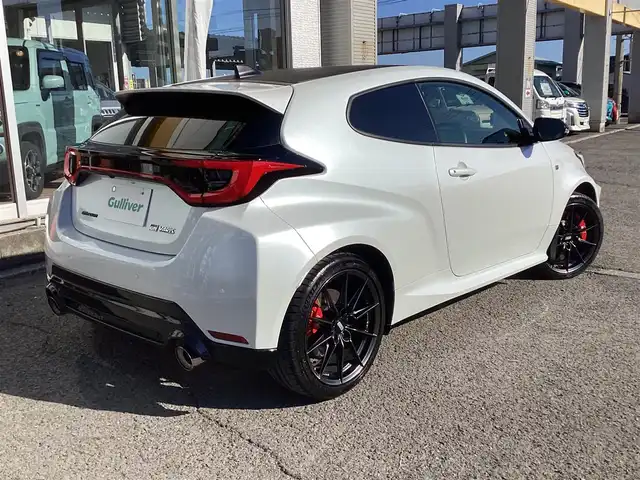 トヨタ ＧＲヤリス RZ ハイパフォーマンス 鹿児島県 2024(令6)年 1.3万km プラチナホワイトパールマイカ 純正マルチメディア/　ナビ、フルセグTV、BT、USB、FM、AM/JBLサウンドシステム/BBS製18インチアルミホイール/カーボン調ルーフ/追従付きクルーズコントロール/3灯式LEDヘッドライト/ステアリングヒーター/シートヒーター/ビルトインETC/Toyota　Safety Sense/スマートキーX2/新車保証書/取扱説明書/マルチメディア取扱説明書