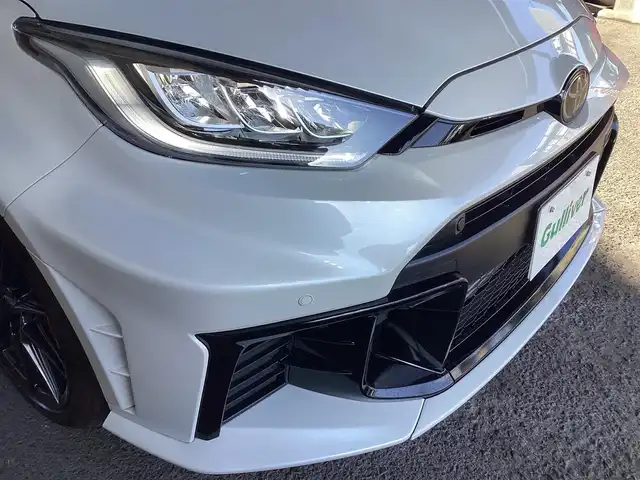トヨタ ＧＲヤリス RZ ハイパフォーマンス 鹿児島県 2024(令6)年 1.3万km プラチナホワイトパールマイカ 純正マルチメディア/　ナビ、フルセグTV、BT、USB、FM、AM/JBLサウンドシステム/BBS製18インチアルミホイール/カーボン調ルーフ/追従付きクルーズコントロール/3灯式LEDヘッドライト/ステアリングヒーター/シートヒーター/ビルトインETC/Toyota　Safety Sense/スマートキーX2/新車保証書/取扱説明書/マルチメディア取扱説明書