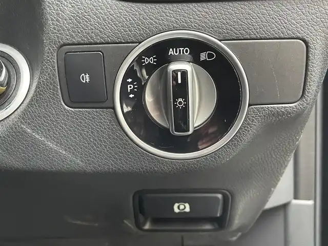 メルセデス・ベンツ Ａ１８０ 長野県 2014(平26)年 5万km 黒 純正ナビ/・Bluetooth/CD/DVD/FMAM/バックカメラ/純正フロアマット/ハーフレザーシート/純正16インチAW/コーナーセンサー前後/オートライト/ドアバイザー/ノーマルタイヤ積み込み/電格ミラー/パドルシフト/スペアキー有/スマートキー