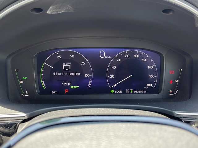 ホンダ シビック e:HEV 福岡県 2022(令4)年 1.4万km チャンピオンシップホワイト 純正ナビ（Ｂｌｏｏｔｏｏｔｈ・フルセグTV・ラジオ）　/クルーズコントロール/ＥＴＣ　/前席パワーシート　/前席シートヒーター/前後ドライブレコーダー　/ワイヤレス充電器　/BOSEプレミアムサウンド/スイッチ式シフト/ＵＳＢポート×２/MTモード付AT車/ハーフレザーシート/クリアランスソナー/レーンキープアシスト/横滑り防止装置/カーテンエアバッグ/スマートキー/保証書/取扱説明書