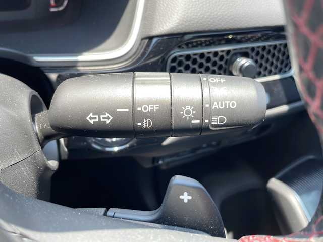 ホンダ シビック e:HEV 福岡県 2022(令4)年 1.4万km チャンピオンシップホワイト 純正ナビ（Ｂｌｏｏｔｏｏｔｈ・フルセグTV・ラジオ）　/クルーズコントロール/ＥＴＣ　/前席パワーシート　/前席シートヒーター/前後ドライブレコーダー　/ワイヤレス充電器　/BOSEプレミアムサウンド/スイッチ式シフト/ＵＳＢポート×２/MTモード付AT車/ハーフレザーシート/クリアランスソナー/レーンキープアシスト/横滑り防止装置/カーテンエアバッグ/スマートキー/保証書/取扱説明書