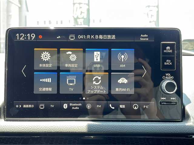 ホンダ シビック e:HEV 福岡県 2022(令4)年 1.4万km チャンピオンシップホワイト 純正ナビ（Ｂｌｏｏｔｏｏｔｈ・フルセグTV・ラジオ）　/クルーズコントロール/ＥＴＣ　/前席パワーシート　/前席シートヒーター/前後ドライブレコーダー　/ワイヤレス充電器　/BOSEプレミアムサウンド/スイッチ式シフト/ＵＳＢポート×２/MTモード付AT車/ハーフレザーシート/クリアランスソナー/レーンキープアシスト/横滑り防止装置/カーテンエアバッグ/スマートキー/保証書/取扱説明書