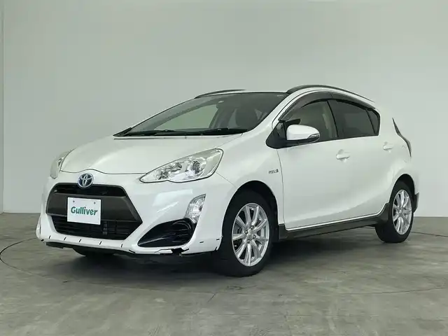 トヨタ アクア X－URBAN 群馬県 2015(平27)年 6.9万km ライムホワイトパールクリスタルシャイン 純正７インチナビ　ヘッドライトレベライザー　ハーフレザーシート　シートヒーター　社外１６インチＡＷ　エンジンスターター　純正フロアマット　ＥＴＣ　スマートキー　オートエアコン　横滑り防止装置