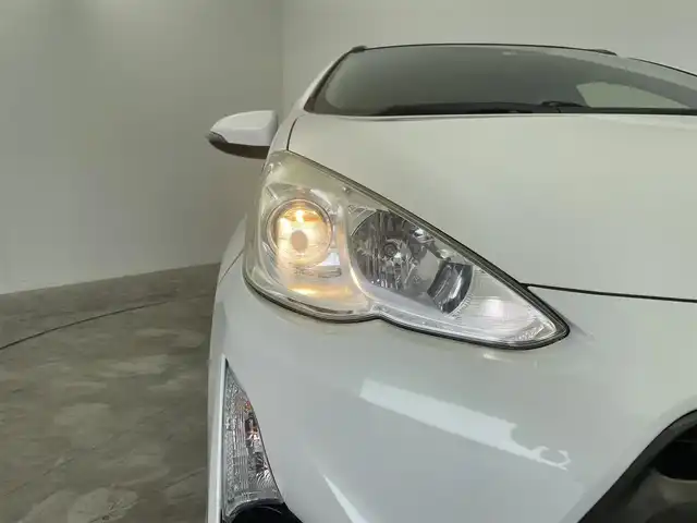 トヨタ アクア X－URBAN 群馬県 2015(平27)年 6.9万km ライムホワイトパールクリスタルシャイン 純正７インチナビ　ヘッドライトレベライザー　ハーフレザーシート　シートヒーター　社外１６インチＡＷ　エンジンスターター　純正フロアマット　ＥＴＣ　スマートキー　オートエアコン　横滑り防止装置