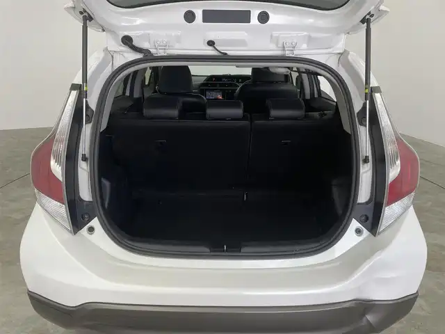 トヨタ アクア X－URBAN 群馬県 2015(平27)年 6.9万km ライムホワイトパールクリスタルシャイン 純正７インチナビ　ヘッドライトレベライザー　ハーフレザーシート　シートヒーター　社外１６インチＡＷ　エンジンスターター　純正フロアマット　ＥＴＣ　スマートキー　オートエアコン　横滑り防止装置