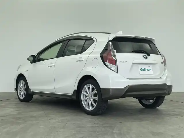トヨタ アクア X－URBAN 群馬県 2015(平27)年 6.9万km ライムホワイトパールクリスタルシャイン 純正７インチナビ　ヘッドライトレベライザー　ハーフレザーシート　シートヒーター　社外１６インチＡＷ　エンジンスターター　純正フロアマット　ＥＴＣ　スマートキー　オートエアコン　横滑り防止装置