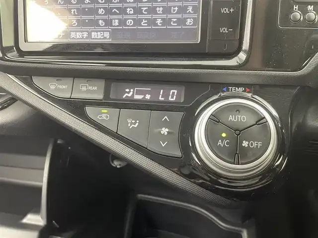 トヨタ アクア X－URBAN 群馬県 2015(平27)年 6.9万km ライムホワイトパールクリスタルシャイン 純正７インチナビ　ヘッドライトレベライザー　ハーフレザーシート　シートヒーター　社外１６インチＡＷ　エンジンスターター　純正フロアマット　ＥＴＣ　スマートキー　オートエアコン　横滑り防止装置
