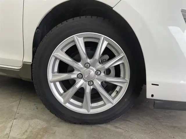 トヨタ アクア X－URBAN 群馬県 2015(平27)年 6.9万km ライムホワイトパールクリスタルシャイン 純正７インチナビ　ヘッドライトレベライザー　ハーフレザーシート　シートヒーター　社外１６インチＡＷ　エンジンスターター　純正フロアマット　ＥＴＣ　スマートキー　オートエアコン　横滑り防止装置