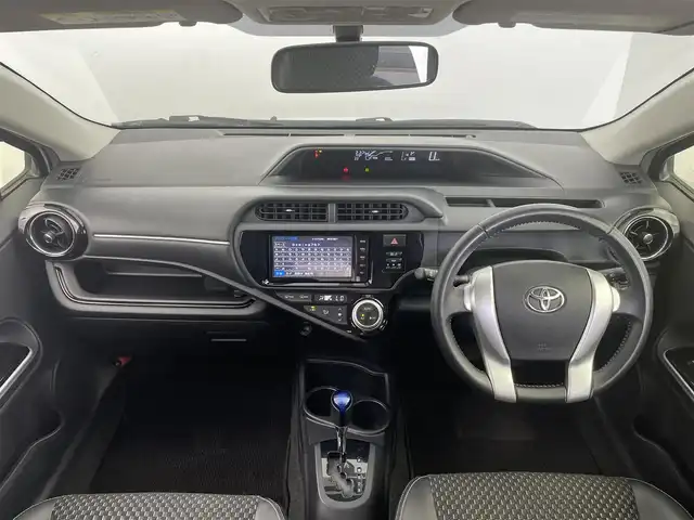 トヨタ アクア X－URBAN 群馬県 2015(平27)年 6.9万km ライムホワイトパールクリスタルシャイン 純正７インチナビ　ヘッドライトレベライザー　ハーフレザーシート　シートヒーター　社外１６インチＡＷ　エンジンスターター　純正フロアマット　ＥＴＣ　スマートキー　オートエアコン　横滑り防止装置