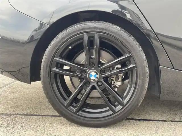 ＢＭＷ １１８ｉ Mスポーツ エディションシャドー 東京都 2019(平31)年 4.6万km サファイアブラックP 専用18インチアルミホイール/専用レザーシート/専用ステアリング/専用エクステリア/専用インテリア/LEDヘッドライト/純正ナビゲーション/バックカメラ/アイドリングストップ/クルーズコントロール/レーンキープ/シートヒーター/スマートドアロック/プッシュスタート/Bluetooth/パワーシート/新車保証書/取扱説明書