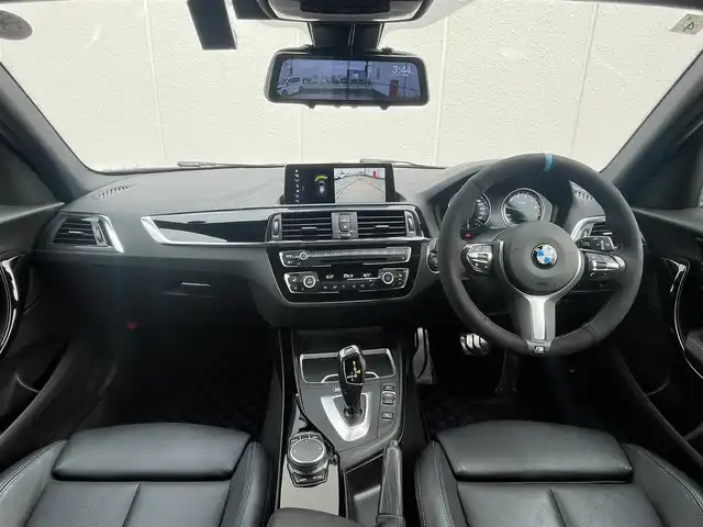 ＢＭＷ １１８ｉ Mスポーツ エディションシャドー 東京都 2019(平31)年 4.6万km サファイアブラックP 専用18インチアルミホイール/専用レザーシート/専用ステアリング/専用エクステリア/専用インテリア/LEDヘッドライト/純正ナビゲーション/バックカメラ/アイドリングストップ/クルーズコントロール/レーンキープ/シートヒーター/スマートドアロック/プッシュスタート/Bluetooth/パワーシート/新車保証書/取扱説明書