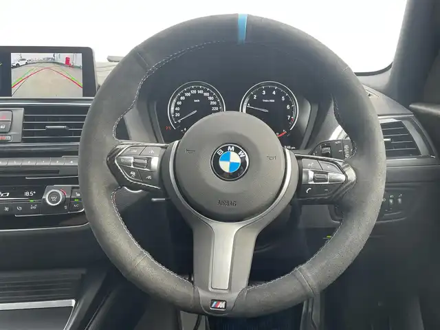 ＢＭＷ １１８ｉ Mスポーツ エディションシャドー 東京都 2019(平31)年 4.6万km サファイアブラックP 専用18インチアルミホイール/専用レザーシート/専用ステアリング/専用エクステリア/専用インテリア/LEDヘッドライト/純正ナビゲーション/バックカメラ/アイドリングストップ/クルーズコントロール/レーンキープ/シートヒーター/スマートドアロック/プッシュスタート/Bluetooth/パワーシート/新車保証書/取扱説明書